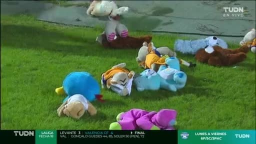 ¡Lluvia de peluches! Aficionados de Tigres se suman a iniciativa navideña