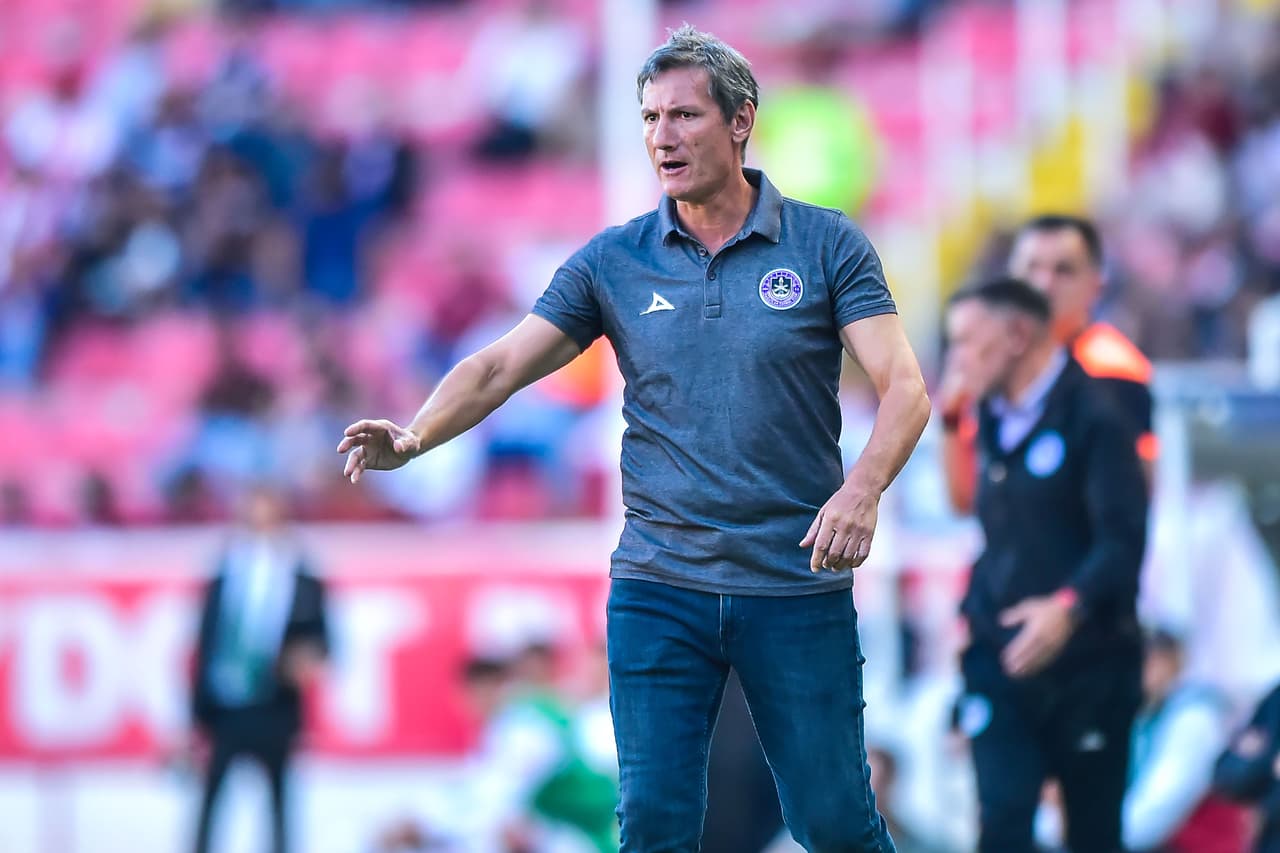 Caballero no perdió la postura pese a la victoria parcial de su equipo.