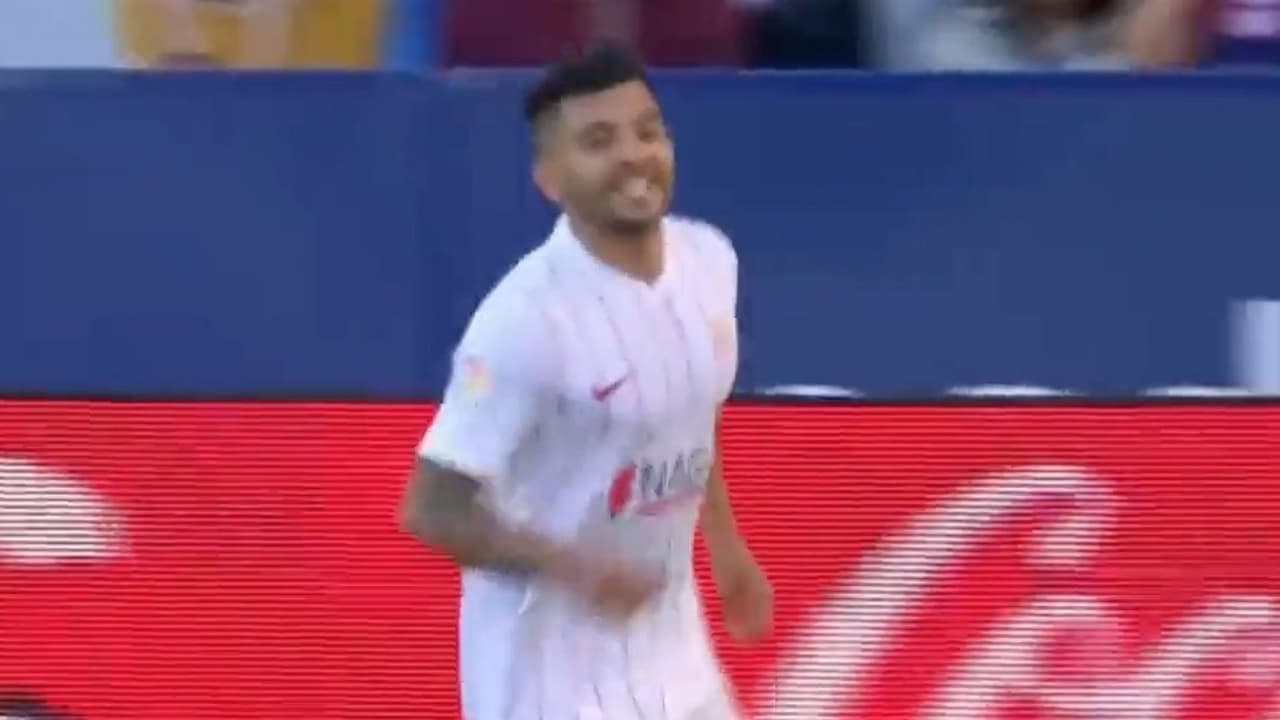 Tecatito hace doblete con goles de cabeza y de sombrerito