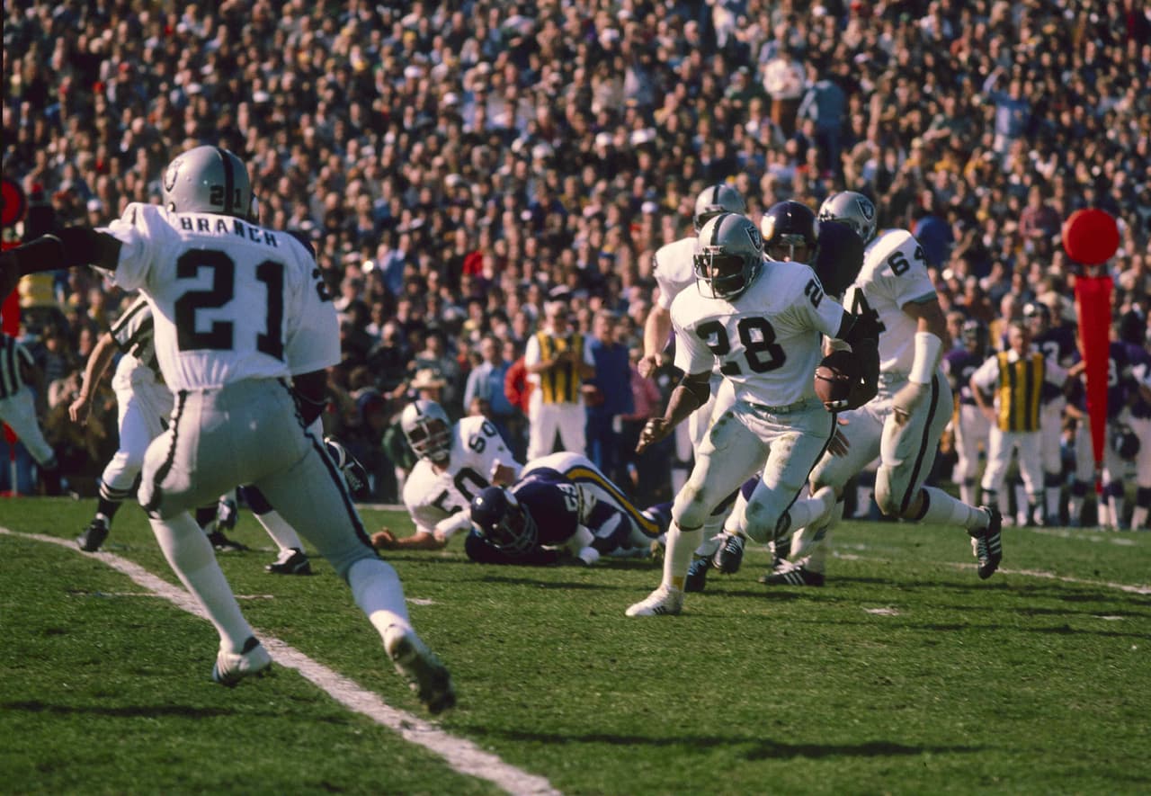 El corredor Clarence Davis de los Oakland Raiders fue el héroe desconocido del Super Bowl XI. Davis tuvo un partido espectacular de 16 acarreos para 137 yardas, sin touchdowns, suficiente para ser considerado MVP, pero no ocurrió.