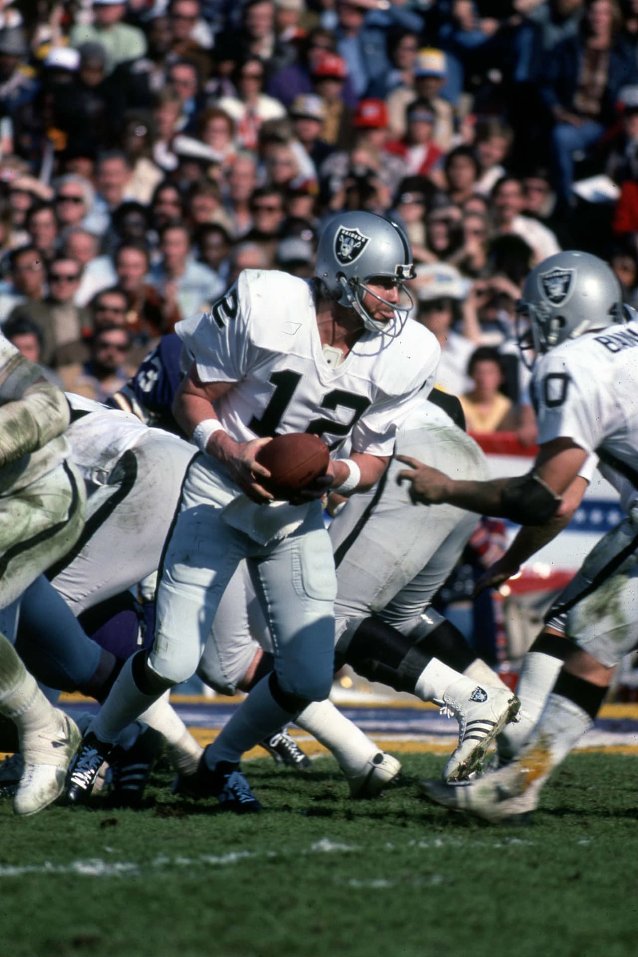 Ken Stabler encabezaba la ofensiva de los Oakland Raiders. La base era una potente línea ofensiva, buen ataque terrestre y el juicio inteligente del llamado "Víbora de cascabel" Stabler, para muchos un maestro.