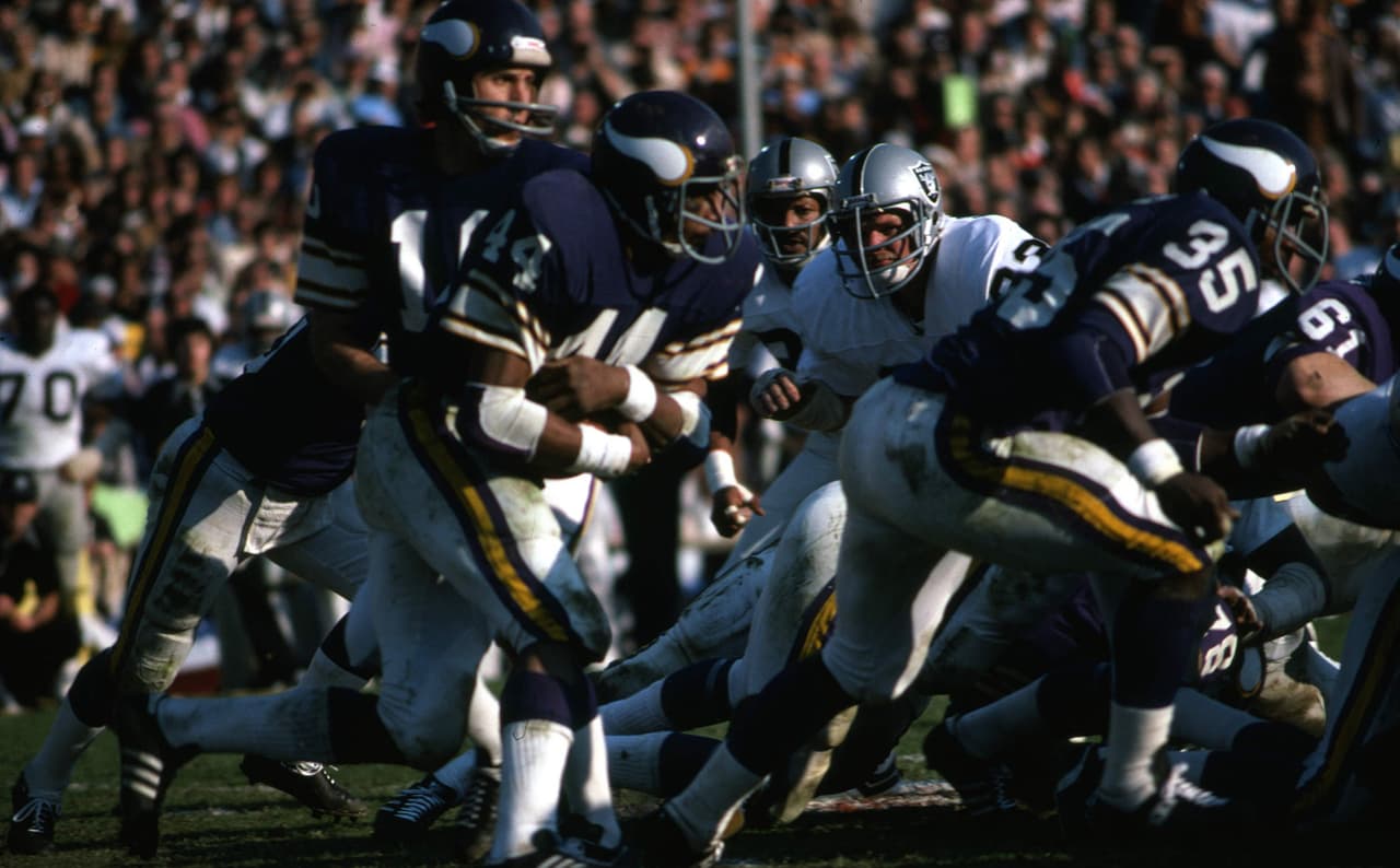 La ofensiva de los Minnesota Vikings era una potencia en la NFL. Tarkenton rompía todo tipo de récords por pase, mientras el corredor Chuck Foreman cargaba con la responsabilidad por tierra. Ambos tuvieron muchos problemas con la defensiva de los Raiders.