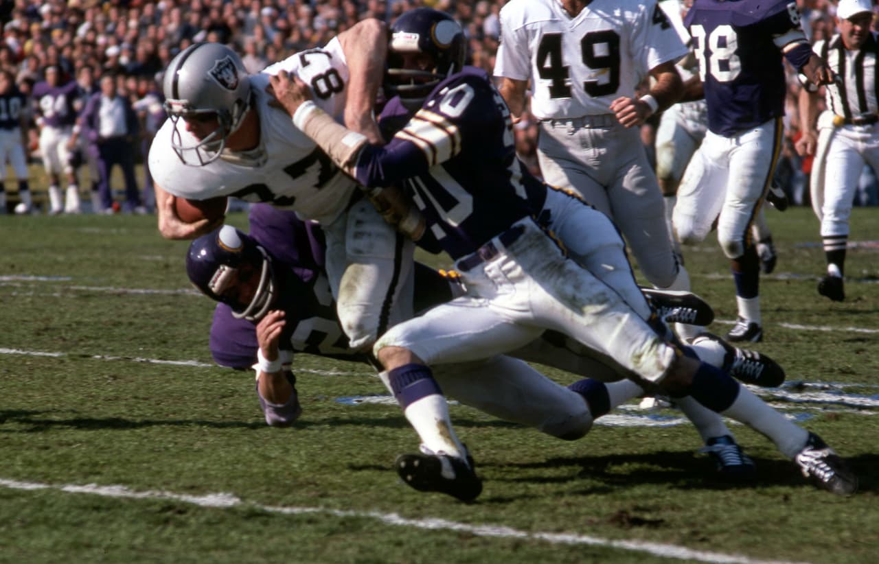 Para los viejos aficionados de los Oakland Raiders, Dave Casper es el mejor ala cerrado en la historia de este equipo. Su coordinación con el quarterback Ken Stabler era muy efectiva. Casper tuvo 4 recepciones para 70 yardas y un touchdown en el Super Bow XI.