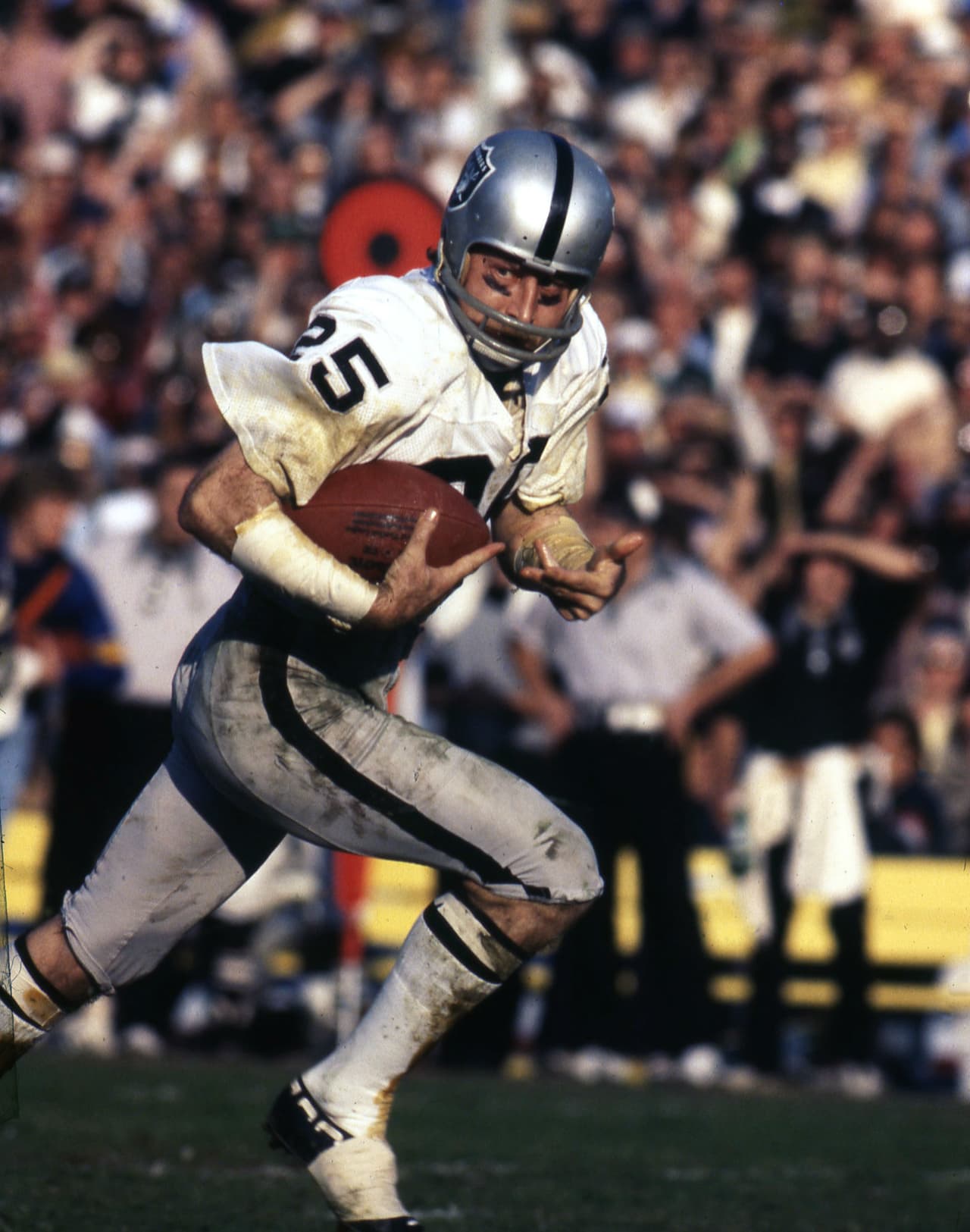 El reconocimiento MVP fue a dar para el veterano receptor Fred Biletnikof quien jugaba con los Raiders desde 1965 cuando Oakland era parte de la Liga Americana. Sus números en el Super Bowl XI no fueron espectaculares, tuvo 4 recepciones para 79 yardas sin touchdowns.