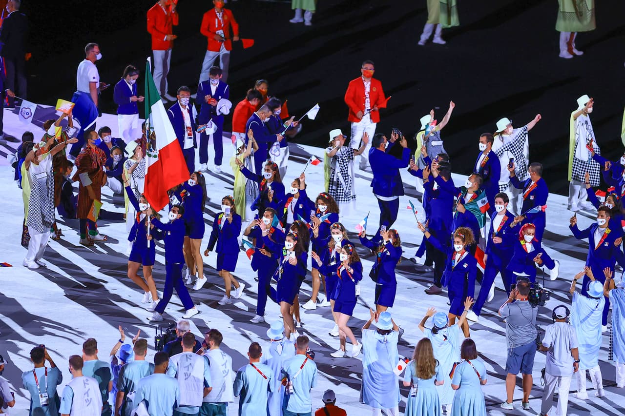 La delegación mexicana apareció en el desfile olímpico y lo hizo con un gran ambiente y con Rommel Pacheco y Gaby López como abanderados.