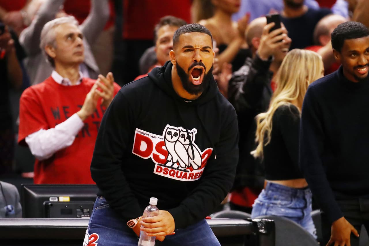 El rapero Drake, ferviente fanático de los Raptors, vivió con mucha pasión el Juego 4 de la Final de la Conferencia Este que dejó la serie igualada por 2-2. Los jugadas de Kyle Lowry, Kawhi Leonard, Serge Ibaka y Marc Gasol llevaron al artista a la emoción en el Scotiabank Arena. La ilusión por darle vuelta al global está más viva que nunca.