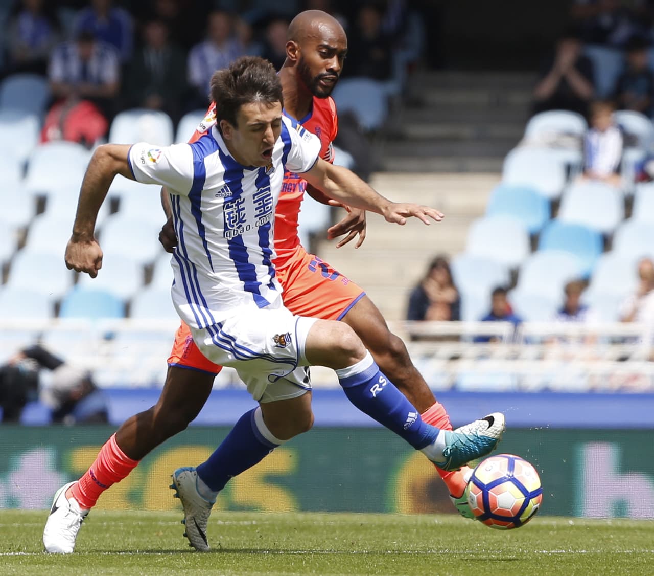 El partido comenzó muy disputado, aunque sí hubo un par de aproximaciones de ambos equipos.