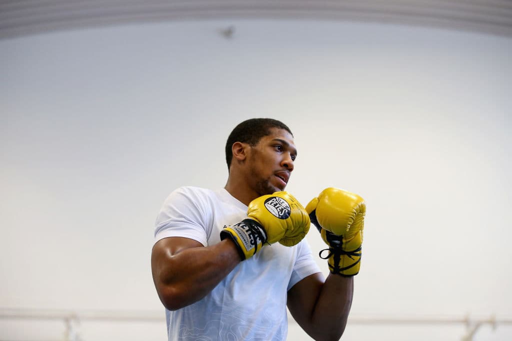 El exboxeador mexicano Marco Antonio Barrera, reconocido en Inglaterra por su victoria sobre el 'Príncipe' Naseem Hamed en 2001, regaló un par de guantes amarillos al campeón invicto FIB, IBO, y AMB de peso completo previo a su pelea con Joseph Parker el próximo 31 de marzo.