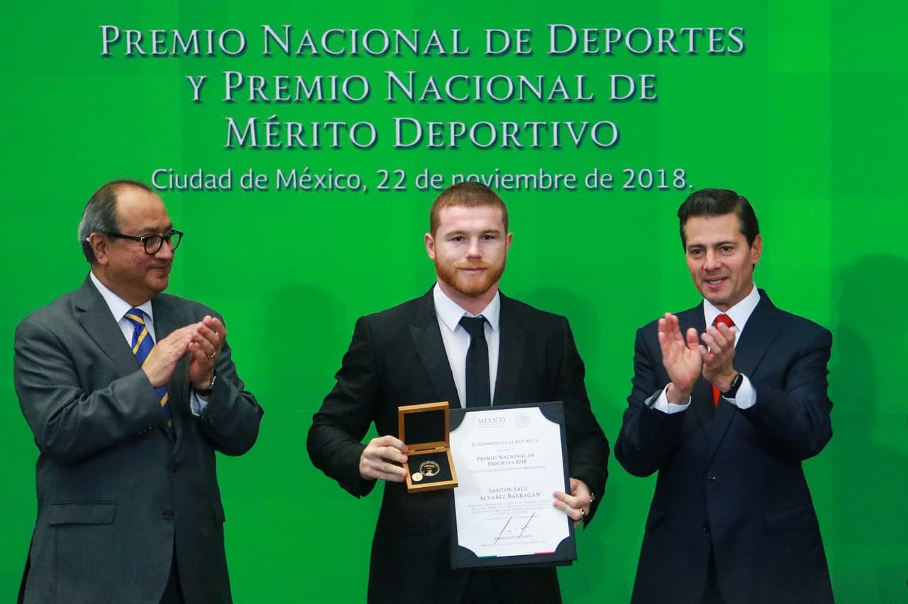 Álvarez es el actual campeón de Super WBA, del WBC, de la IBO y de The Ring del peso mediano y firmó el contrato más alto en la historia del deporte.