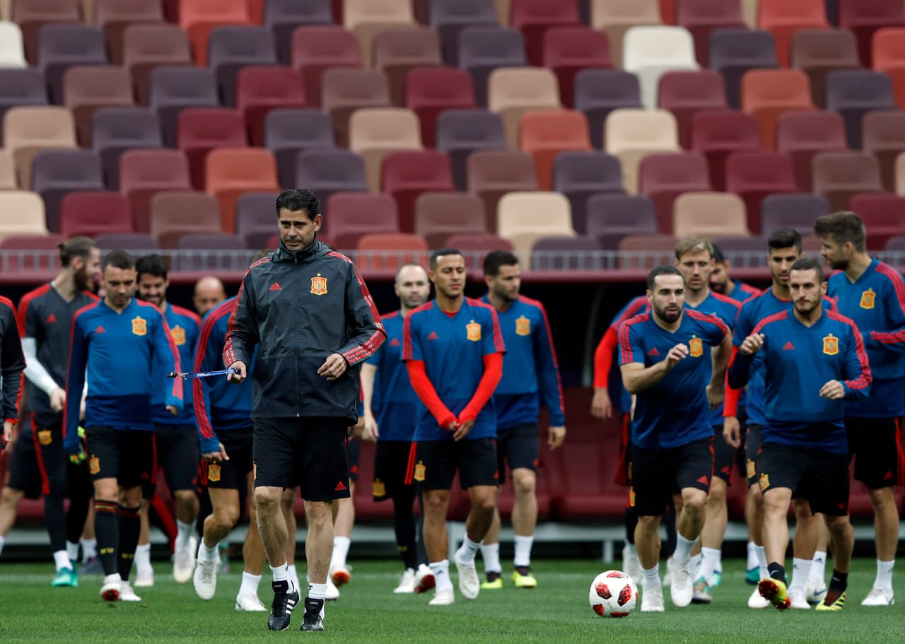 De chaleco negro, a la izquierda, Fernando Hierro, el emergente entrenador de la selección española, quien dos días antes del Mundial tomó las riendas de 'La Furia Roja'.