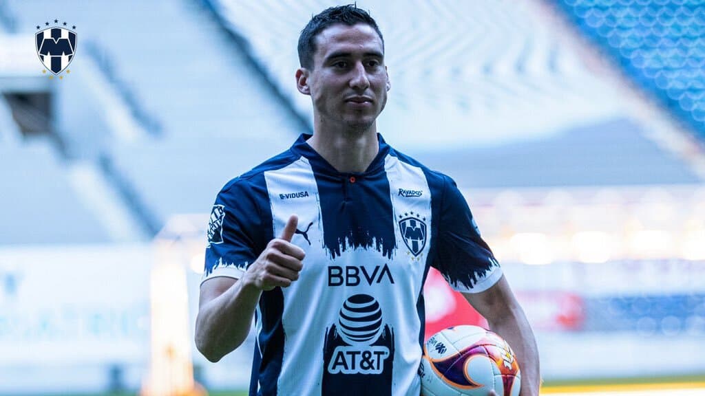 Adrián Mora llega a Rayados para competir con Montes y Nico Sánchez