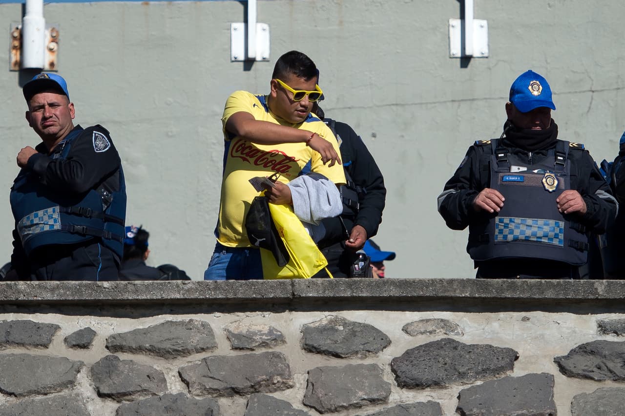 Al tiempo, los aficionados americanistas iban realizando su ingreso al estadio bajo estrictos controles de seguridad.
