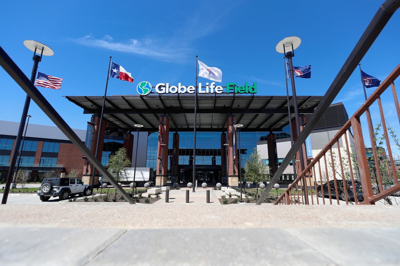 Entrada del hogar de los Texas Rangers, el Globe Life Field.
