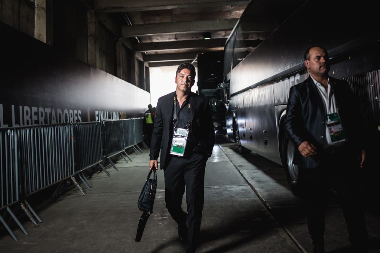 Desde Buenos Aires y Río de Janeiro al Monumental de Lima. Las hinchadas abarrotan el estadio y el ambiente es inmejorable.