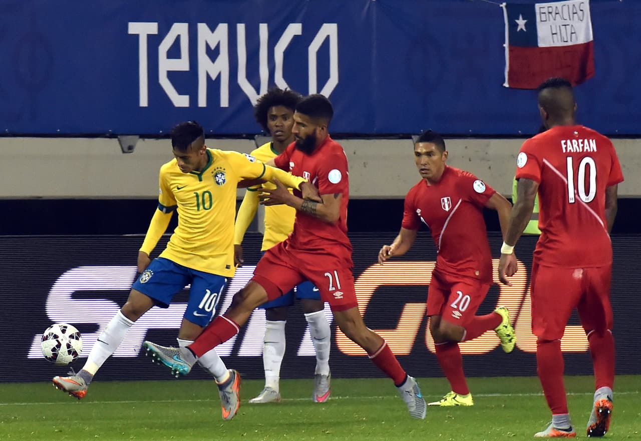 Neymar le puso un pase exacto a Douglas Costa en medio de los defensores para que marcara el del triunfo y así conseguir tres puntos para Brasil.