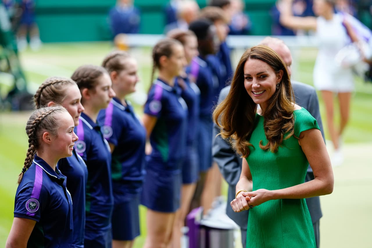 Pero tras días de zozobra, 
<b><a href="https://www.univision.com/famosos/kate-middleton-en-wimbledon-aislamiento-fotos" target="_blank">Middleton reapareció</a></b> el sábado 10 de julio y asistió a la final femenil de la copa Wimbledon, uno de sus eventos deportivos favoritos.
<br>