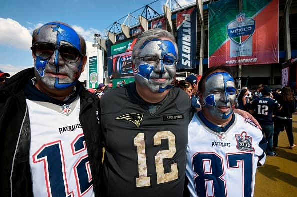 Maquillajes, disfraces, banderas... todo vale para demostrar la pasión que se siente en México por la NFL.