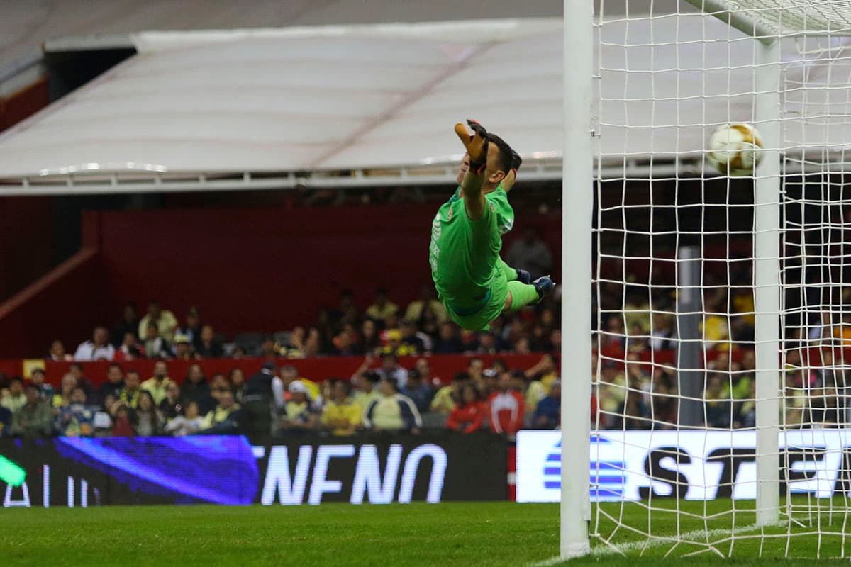 La volada del arquero Agustín Marchesín no fue suficiente para evitar el golazo de los Diablos Rojos.
