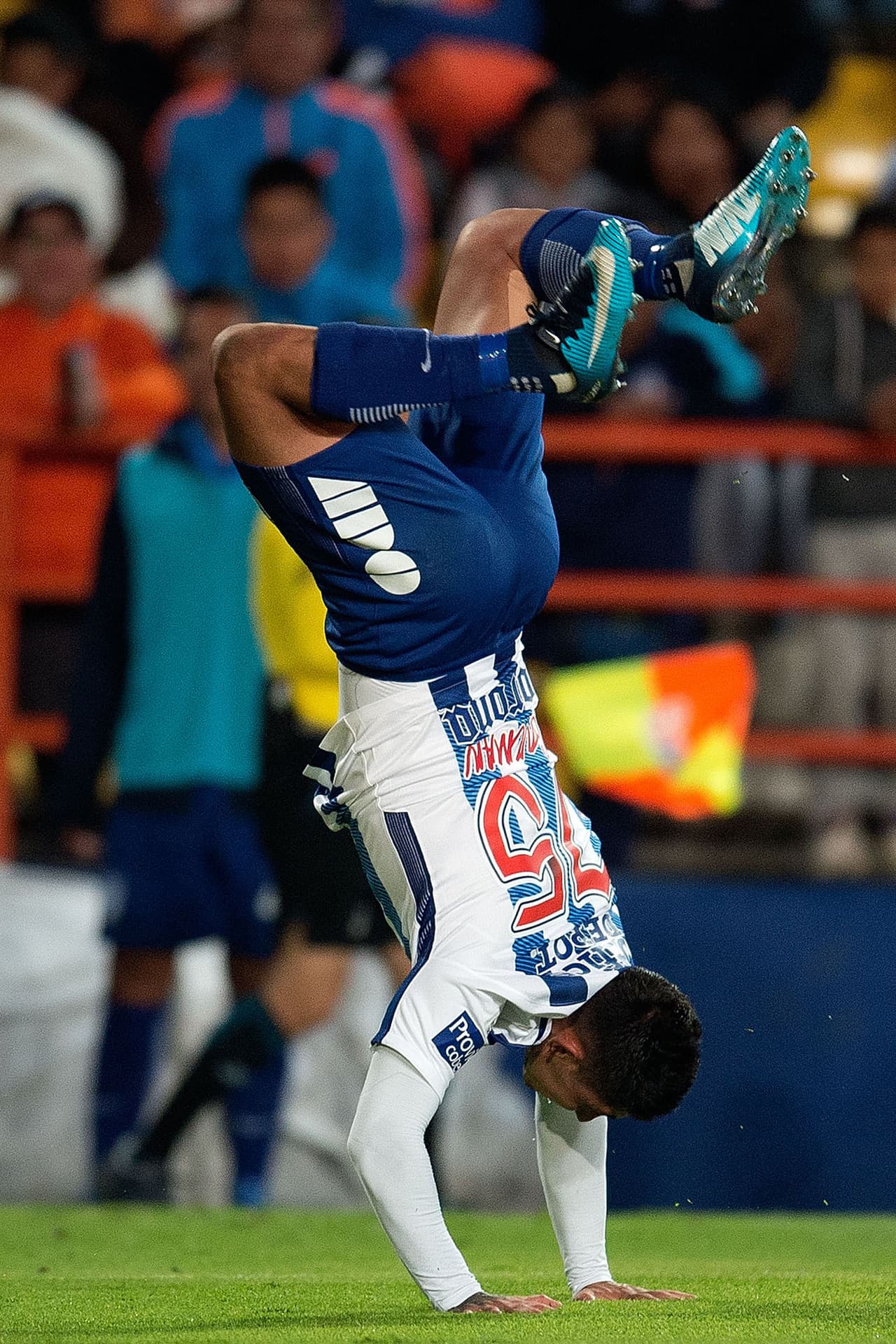 Víctor Guzmán cerró la cuenta al minuto 66. El mexicno sólo empujó el balón tras una gran asistencia de Ángelo Sagal.