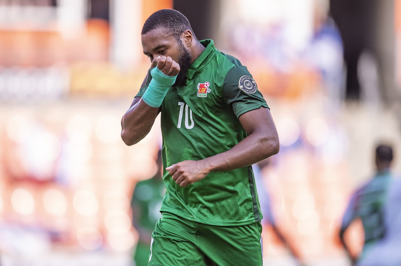 Gleofilo Vlijter y Nigel Hasselbaink se encargan de batir a Kévin Ajax para darle la victoria 2-1 sobre Guadalupe y se despiden con tres puntos en la bolsa.