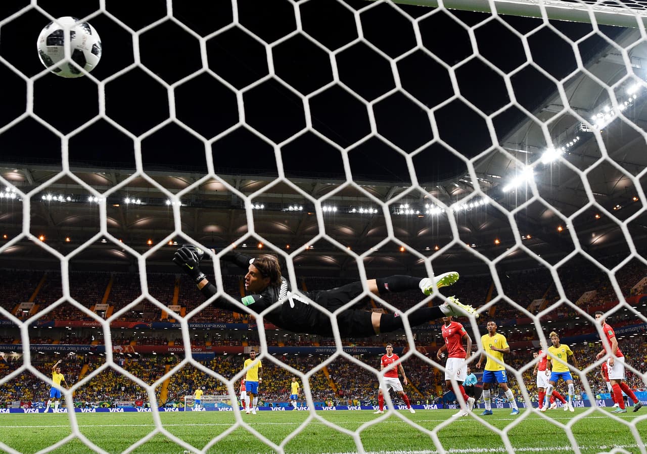 El debut de la Canarinha en Rusia 2018 comenzó con un empate y un golazo del jugador del Barcelona desde fuera del área. Similar definición a la de Lingard, pero con mayor potencia y ubicación.