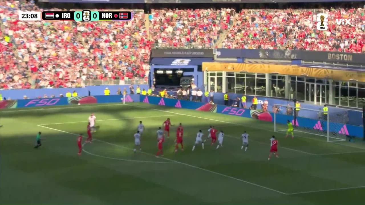 ¡Sørloth lo intenta de cabeza, pero el portero controla sin problemas!