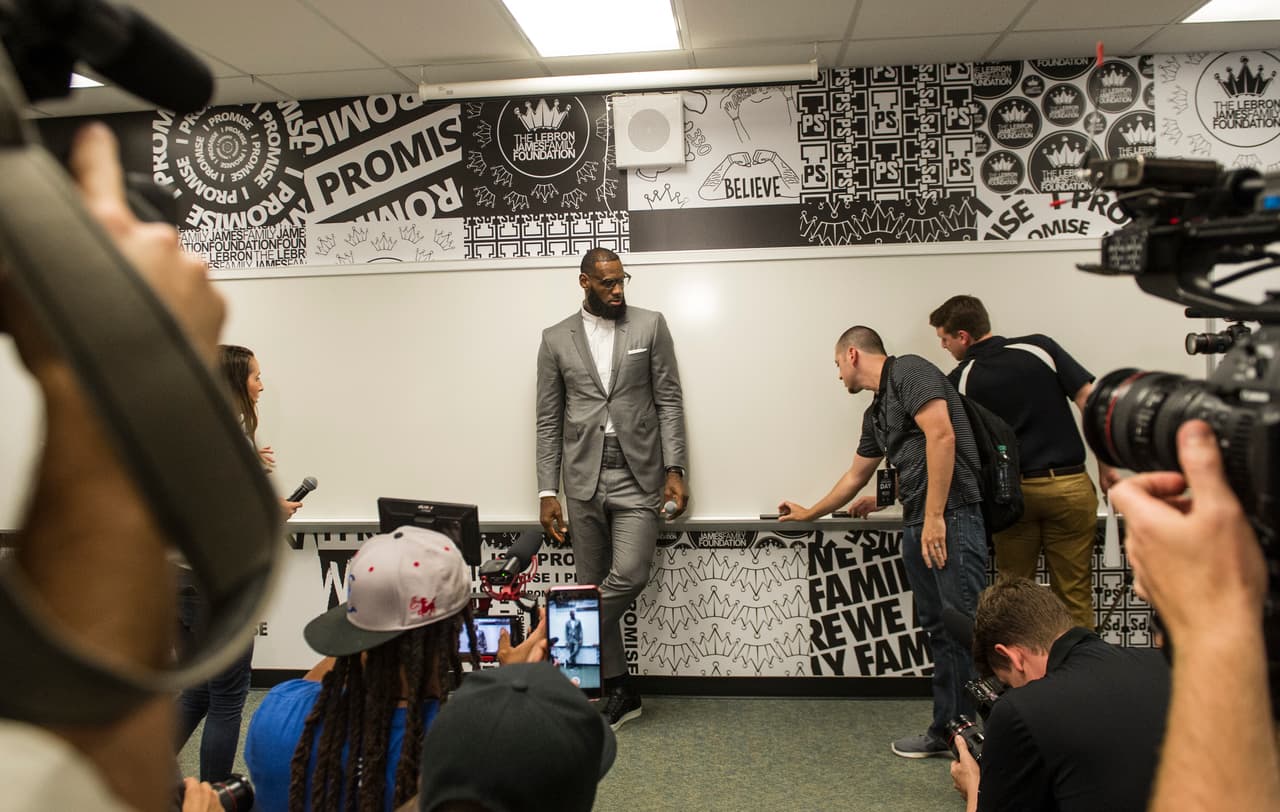 LeBron James volvió a sacudir a la NBA con el anuncio de cambio de equipo. Tras cuatro años deja a los Cavaliers para ir con los Lakers pero dejará un legado grande en Ohio, no precisamente un título.