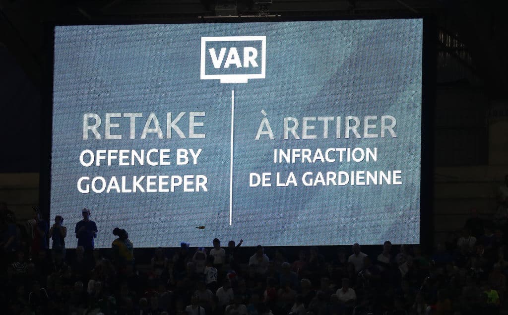 Y de acuerdo con los oficiales en el palco del VAR, el penalti se debió repetir porque la arquera nigeriana se adelantó un paso antes del cobro desde los 11 pasos, pero otroa toma televisiva mostró que también, antes del cobro, las jugadoras francesas invadieron el área, pero sacionaron en favor de las de casa.