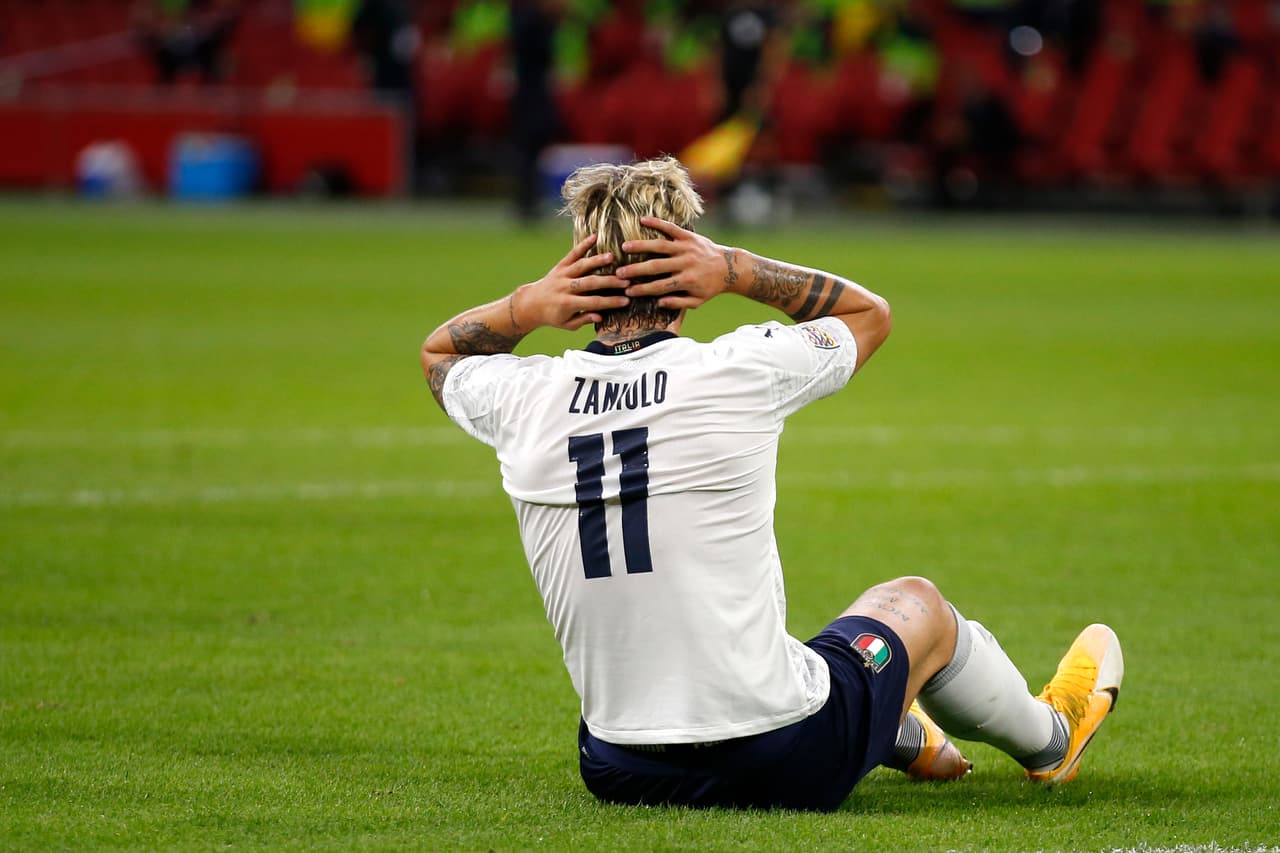 Dambrossio saca la primera tarjeta amarilla del encuentro, golpea en la cara a Promes.