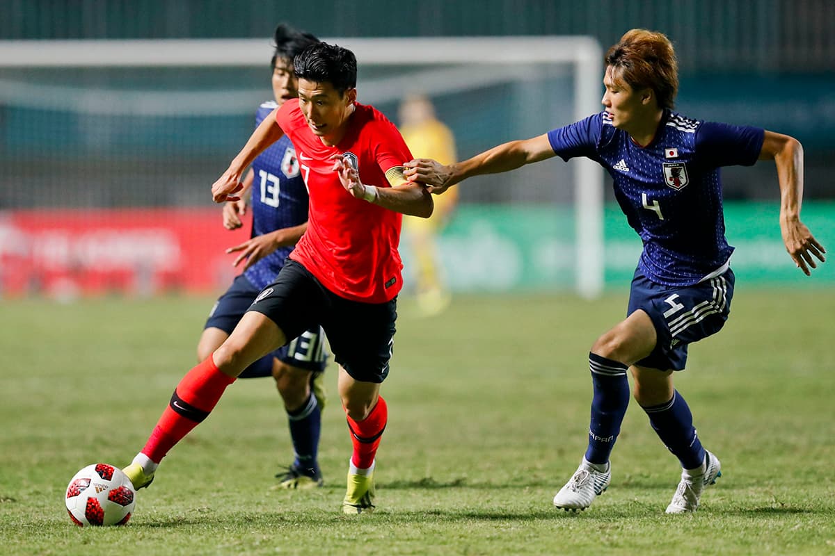 Son Heung-Min (izquierda) no marcó en la final, pero puso asistencias para las anotaciones de Lee Seung-Woo (93') y Hwang Hee-Chan (101').