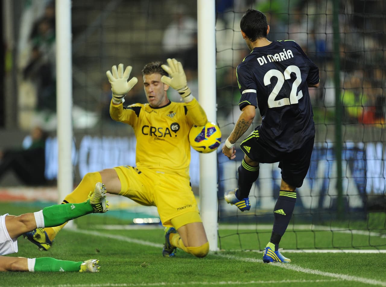 En la temporada 2012-13 se consolidó como titular en el Betis y tuvo una gran actuación en la victoria 1-0 ante el Real Madrid de la primera vuelta.