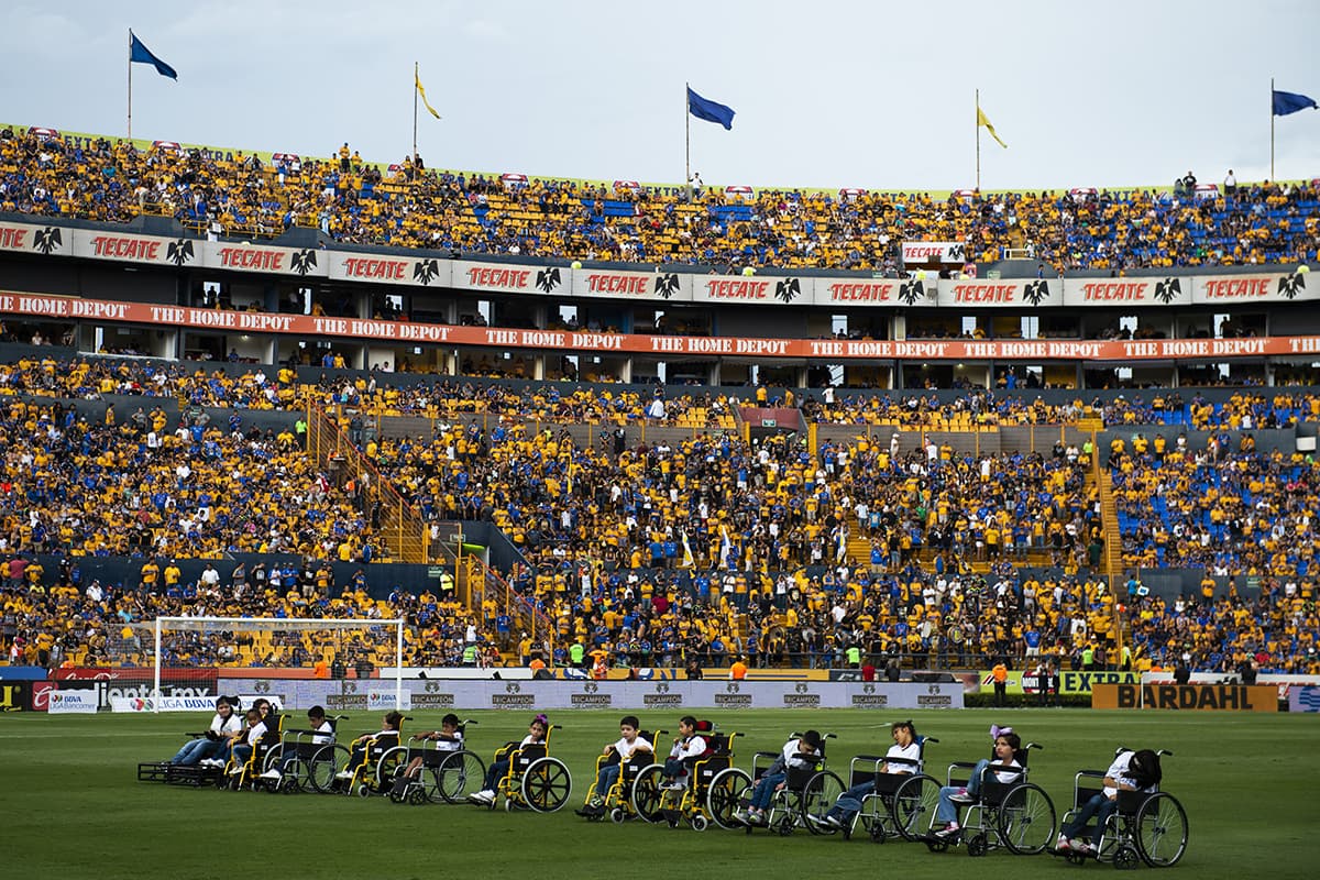 En el acto protocolario en el Estadio Universitario, jovenes en silla de ruedas acompañaron la salida de los equipos.
