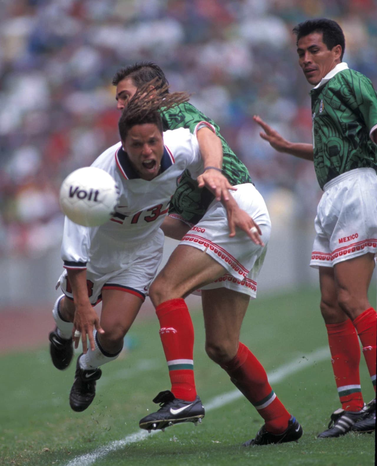 Un blanco de las patadas mexicanas (sobre todo de Duilio Davino) era Cobi Jones.