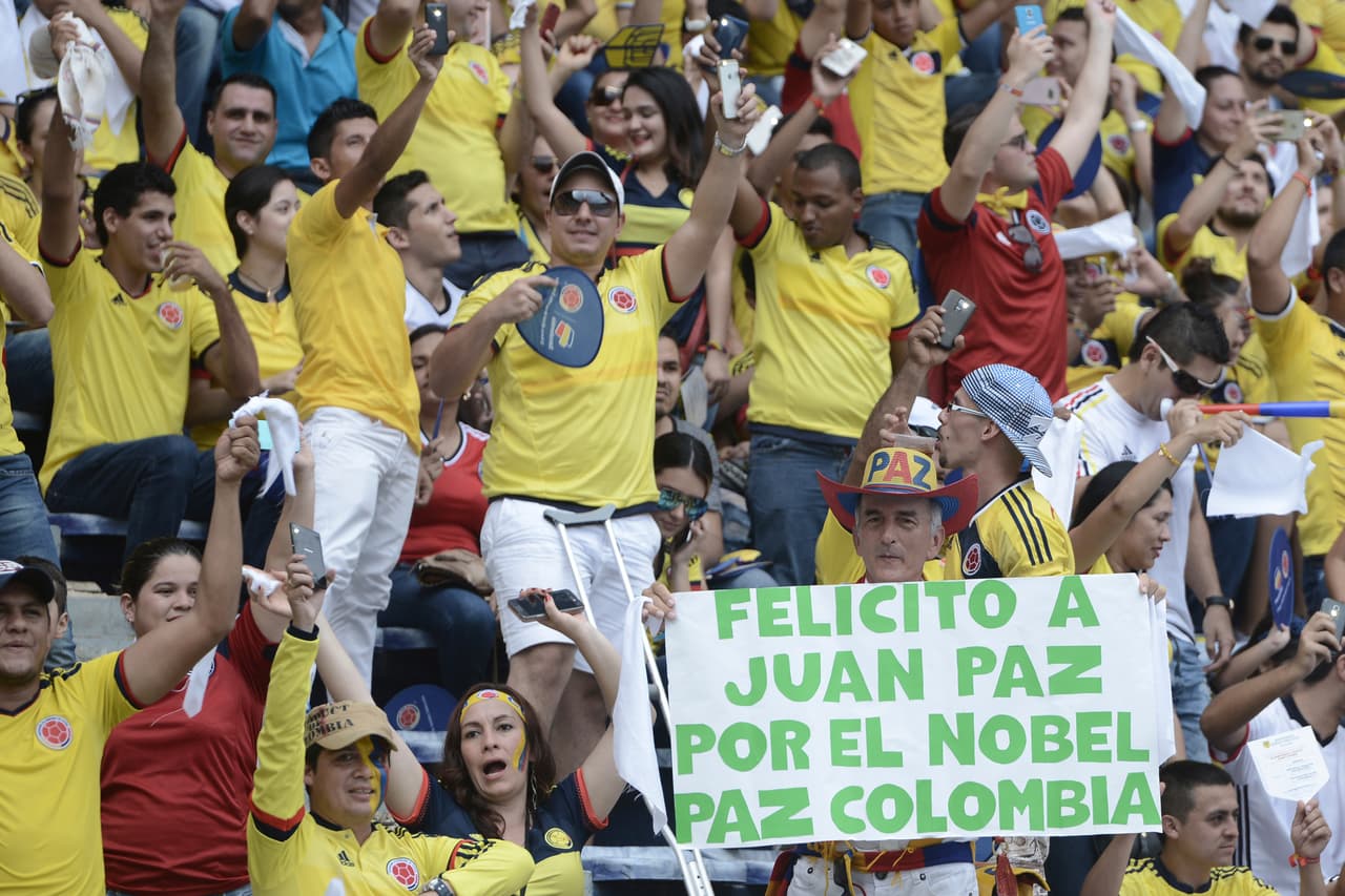 Incluso, en la tribuna uno de los seguidores aprovechó para felicitar al presidente colombiano Juan Manuel Santos por su premio Nobel de Paz.
