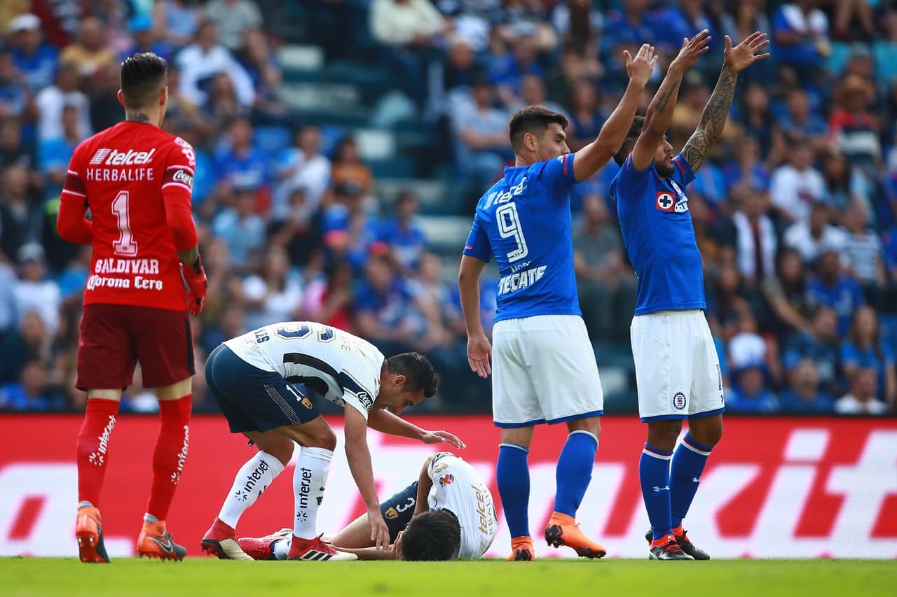 La reacción de los jugadores fue inmediata tras lo dramático de la imagen.