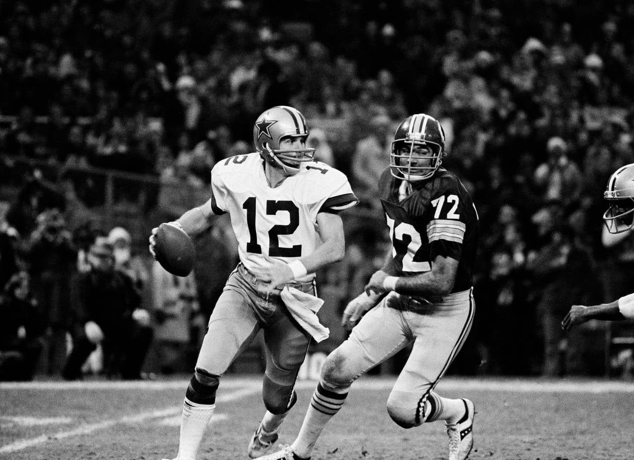 <b>Roger Staubach</b> (
<i>Dallas Cowboys</i>): 2 títulos de Super Bowl Champion (SB VI MVP), 1978 Walter Payton Man of the Year, 6 veces Pro Bowler, NFL 1970s All-Decade Team.