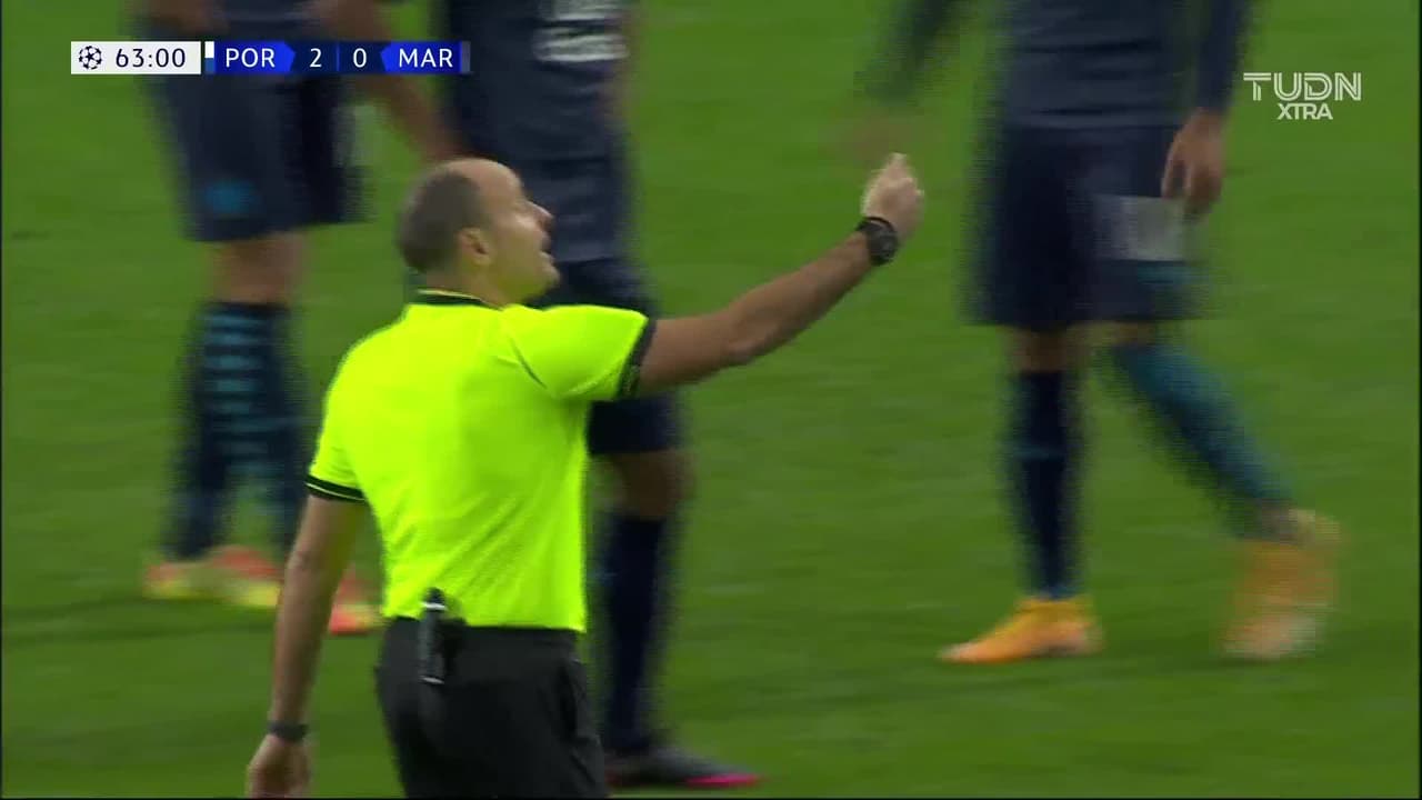 Tarjeta amarilla. El árbitro amonesta a Jordan Amavi de Marseille.