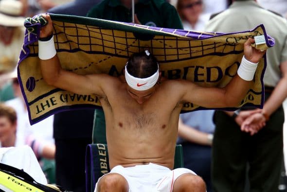 El manacorí no perdía la oportunidad de refrescarse, dejando a un lado la etiqueta que impera en Wimbledon.