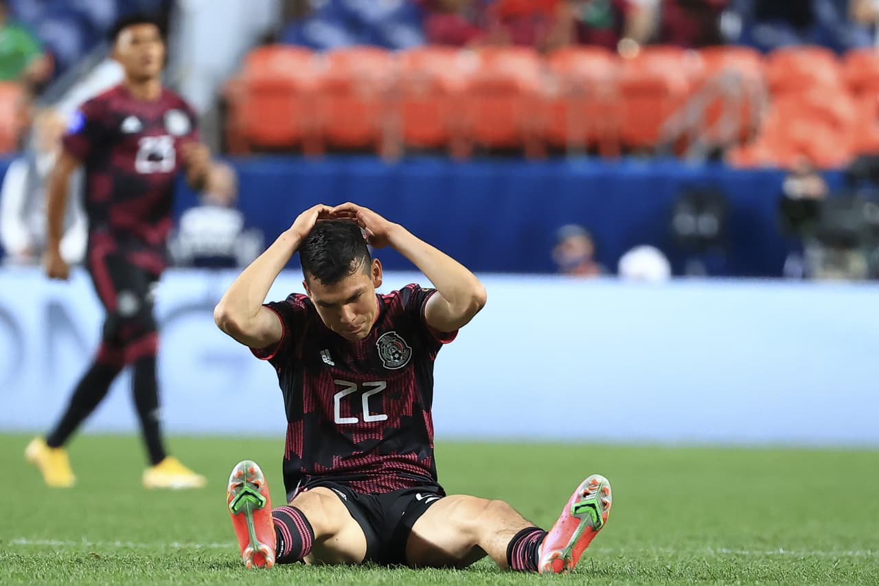 Chucky Lozano se queja de las faltas y critica el arbitraje