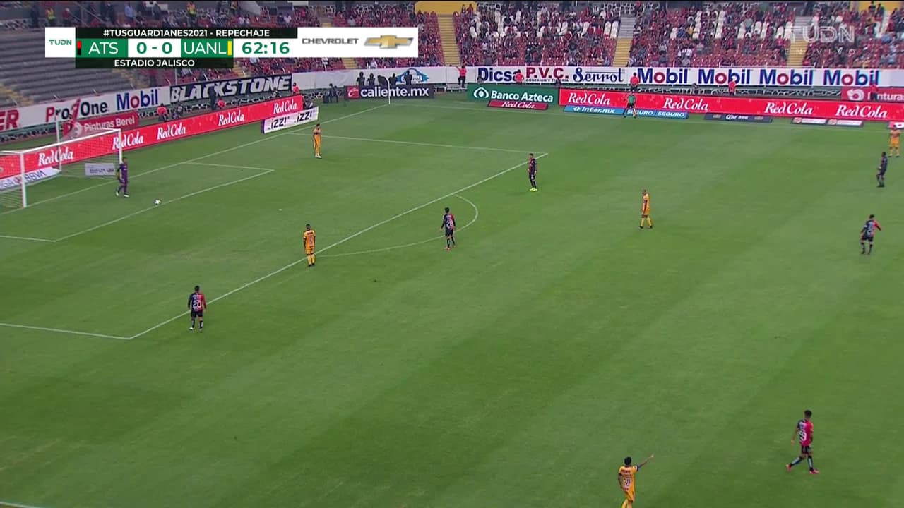 ¡TIRO ATAJADO! disparo por André-Pierre Gignac.