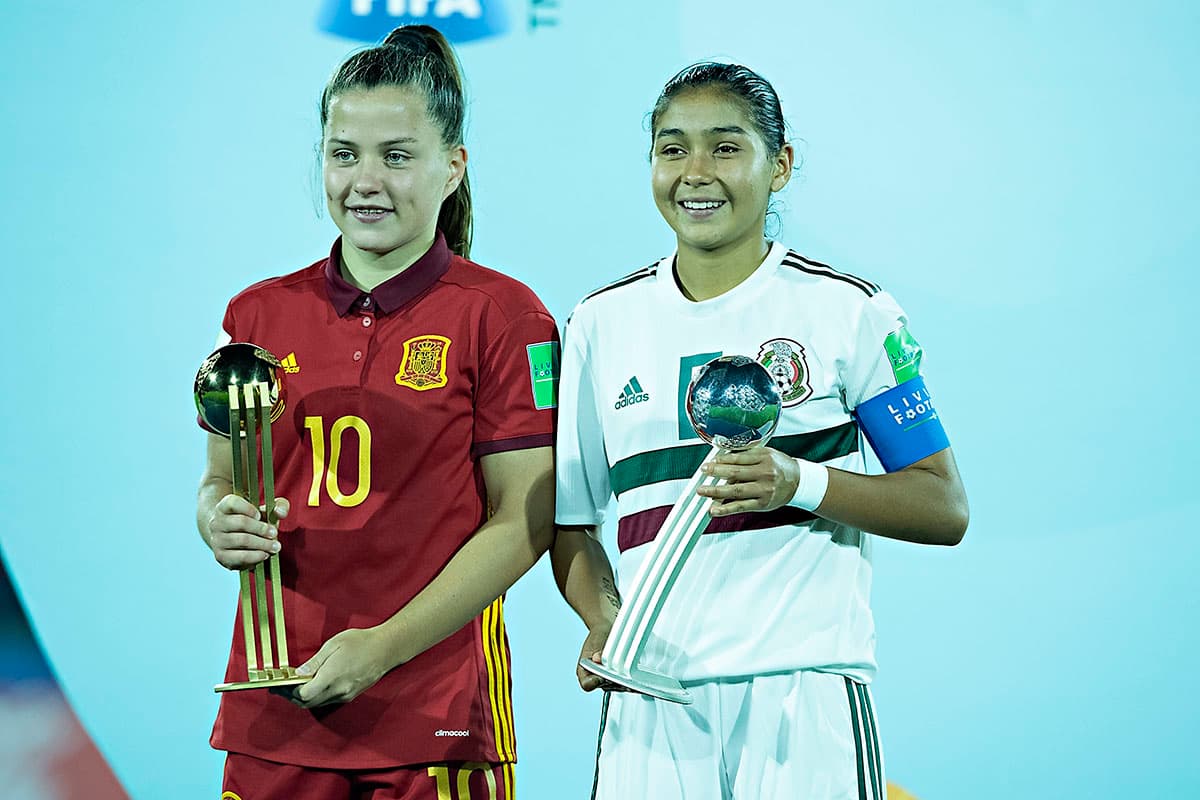 La mexicana Nicole Pérez, ganadora del Balón de Plata (derecha), con la española Claudia Pina, ganadora del Balón de Oro del Mundial (izquierda).