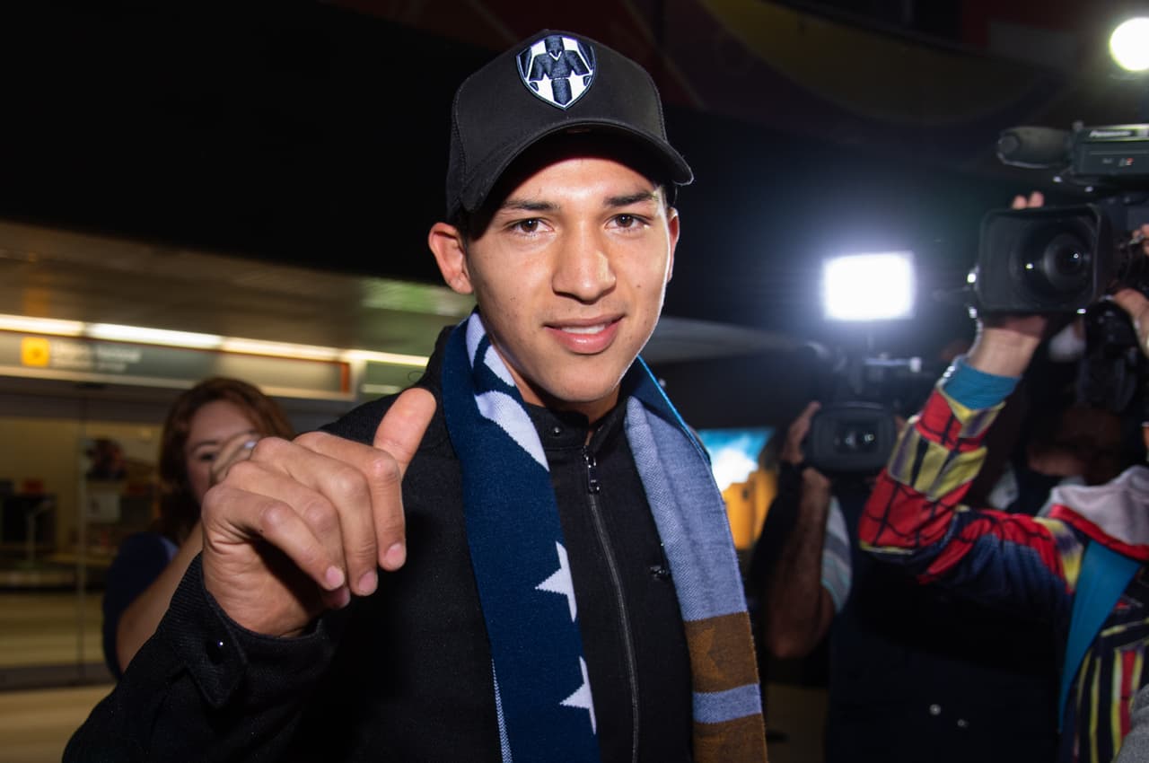 Como toda una estrella, bajo los reflectores y la atención de los hinchas, Ángel Zaldívar llegó a Monterrey para unirse como nuevo jugador de Rayados.