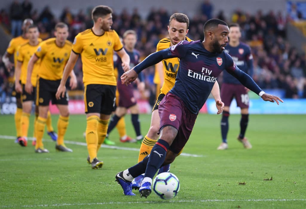 Aunque por medio del francés Alexandre Lacazette el Arsenal también trataba de meter presión en zona de ataque.