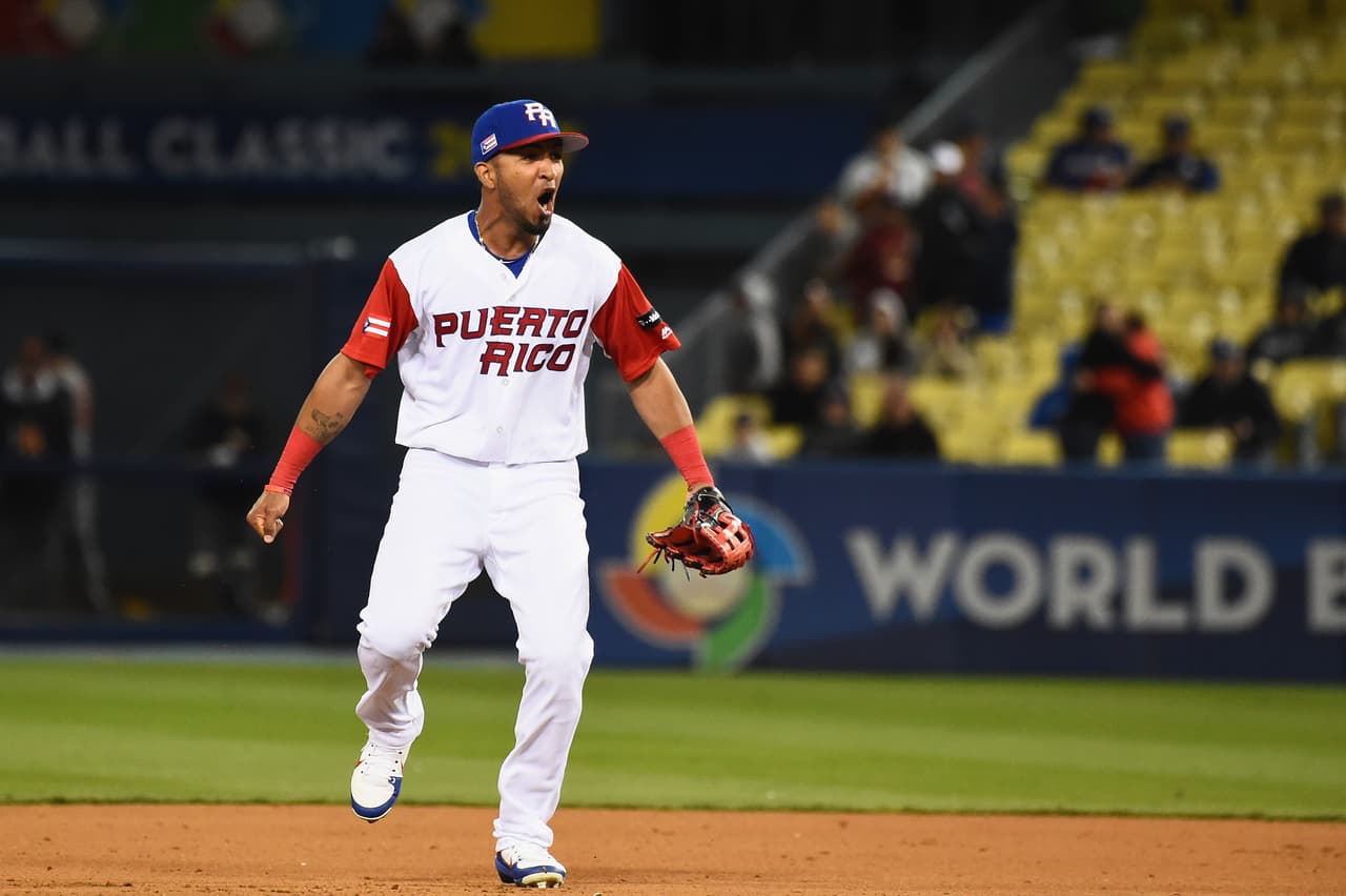Con un doble play, Puerto Rico sale sin daño de la alta de la onceava entrada. Javi Baez celebra, la mesa está puesta.