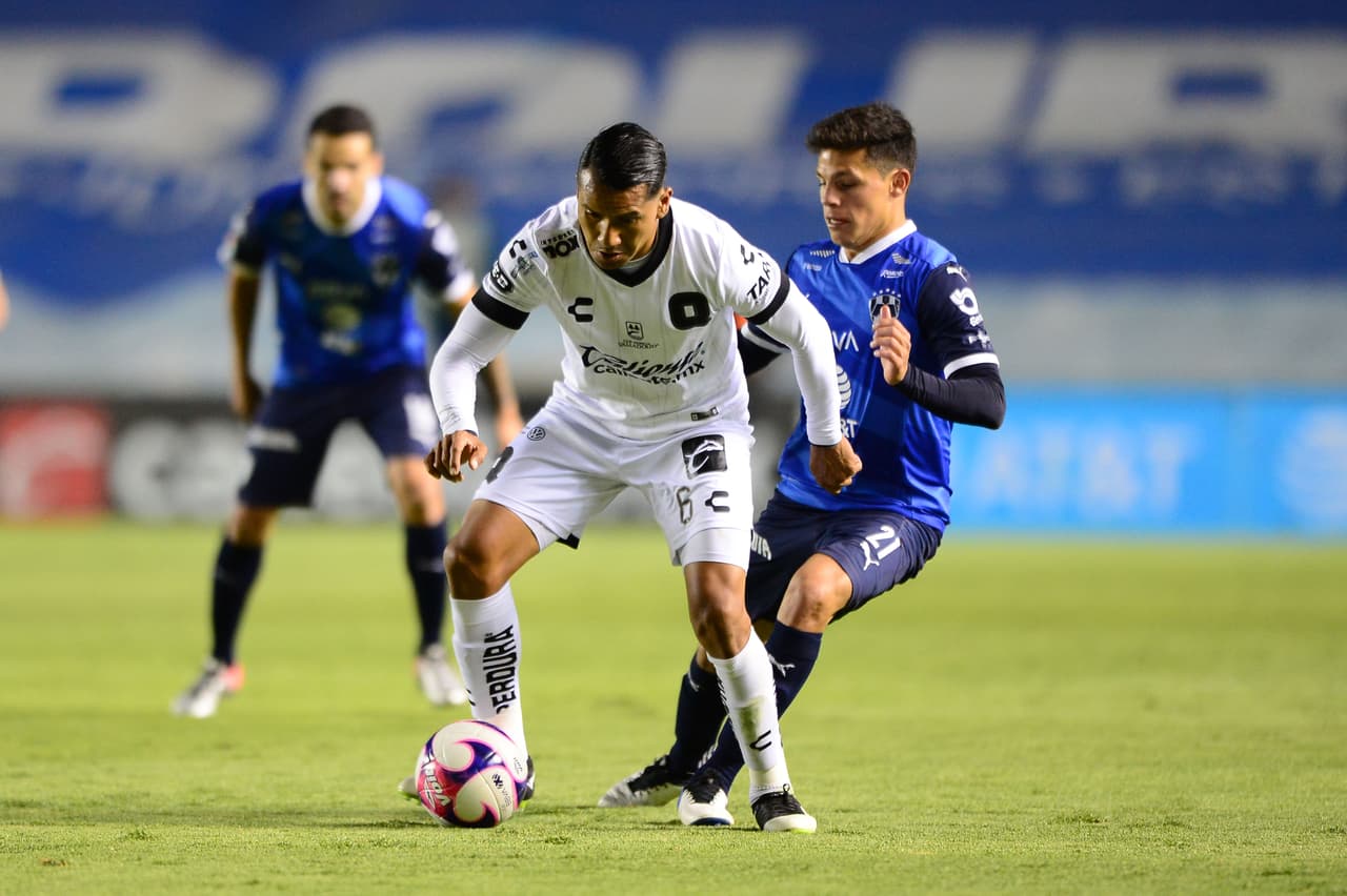 Las faltas llegan y el partido comienza a trabarse.