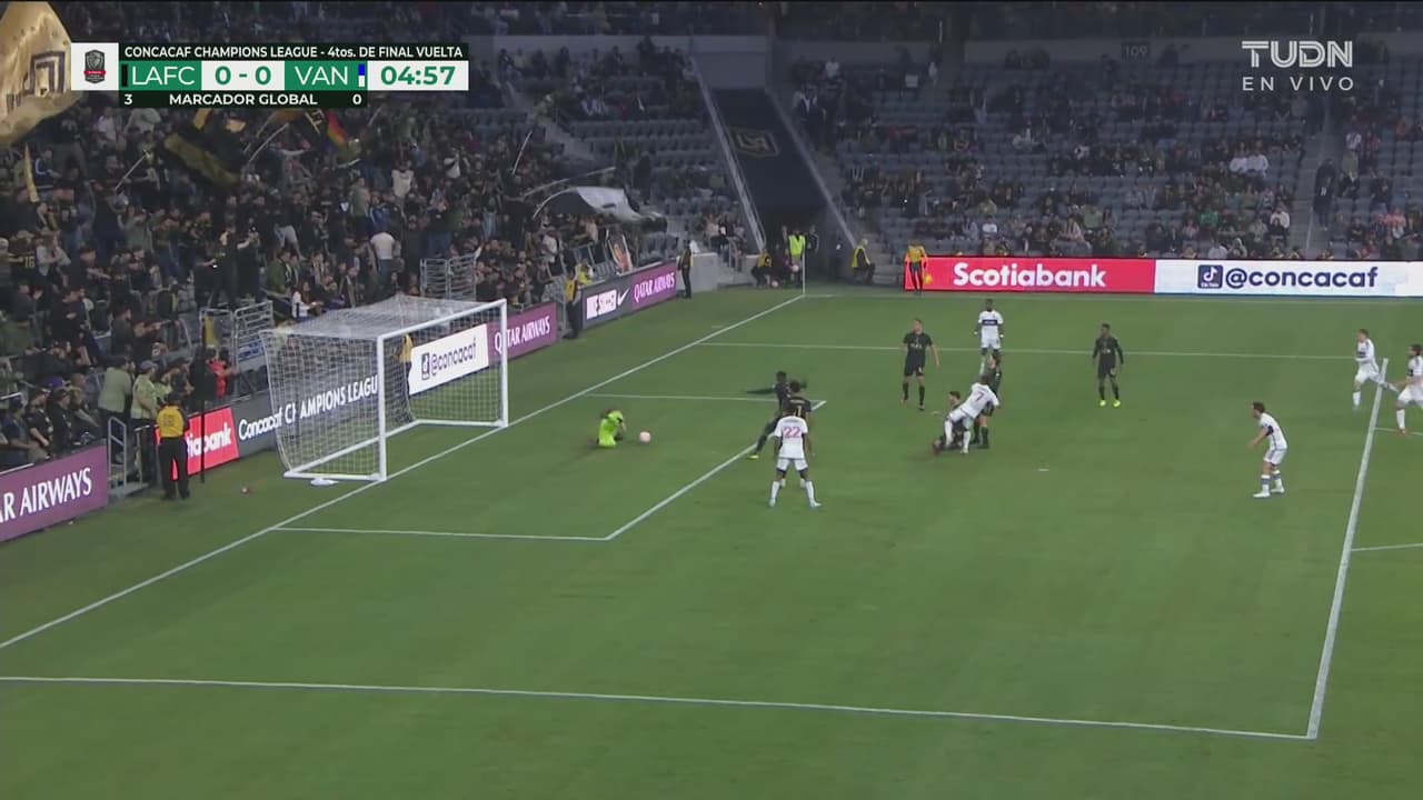 ¡Gran reacción! McCarthy alcanza a quedarse con el tiro de Caicedo