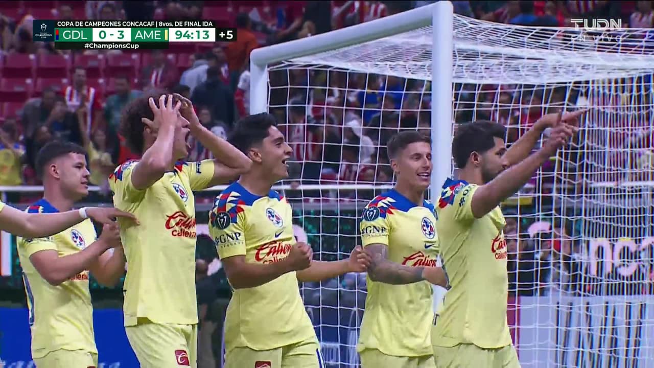 ¡CERCA! Santiago Naveda disparó que se estrella en el poste.