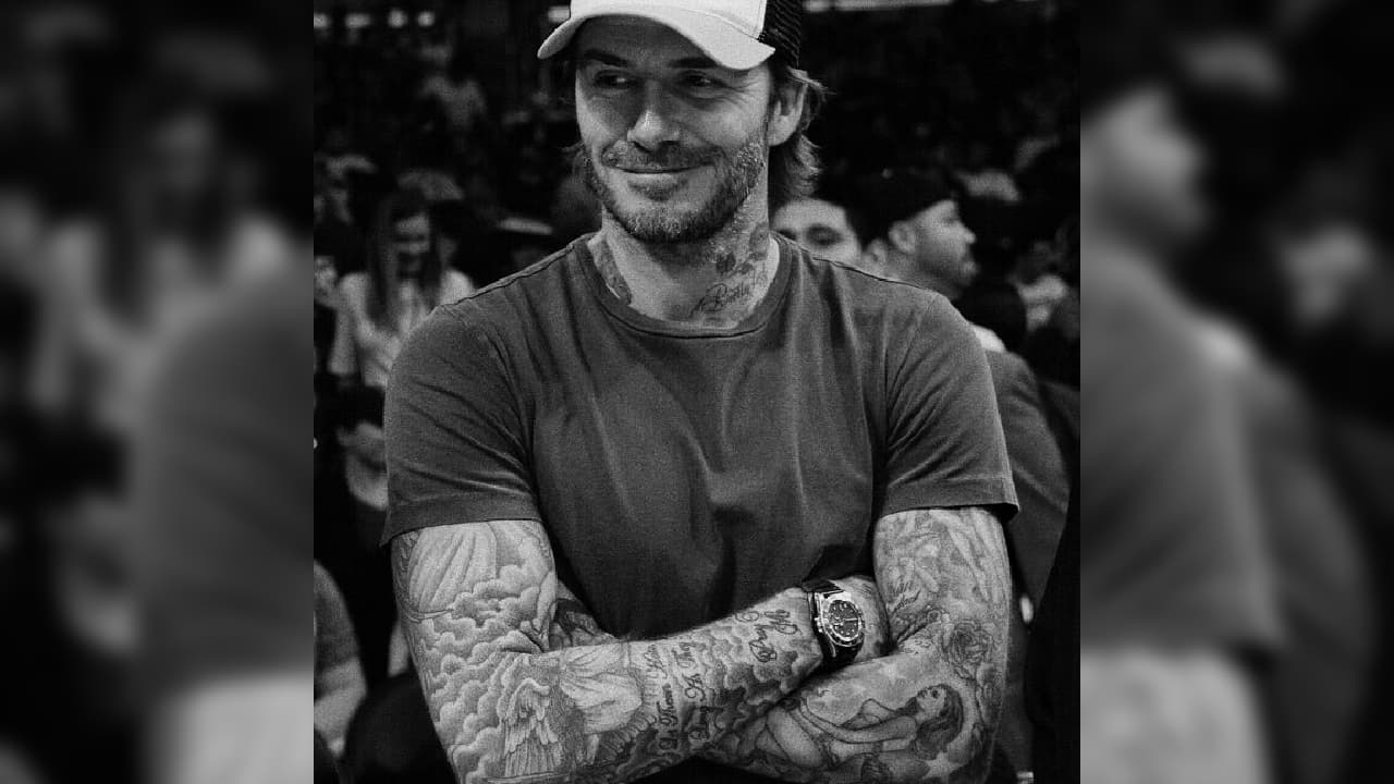 Destacan el Cristo en su costado derecho, el ángel en su brazo, el nombre de su pareja en la mano derecha y el ángel en su espalda con los nombres de sus hijos.