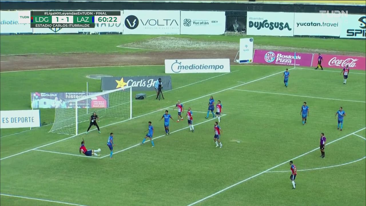 ¡De fantasía! Vázquez tira una ‘tijera’ y se le va muy cerca del arco