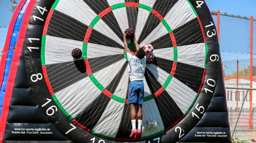 El equipo divido en seis grupos realiza ejercicios de coordinación, carreras de relevos, actividades con pelotas y anillos y, lo mejor, ¡un tiro al blanco gigante!